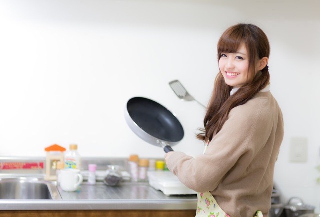 料理を作る女子高生