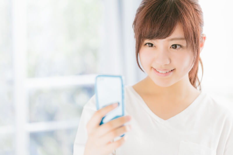 マッチングアプリをする女性