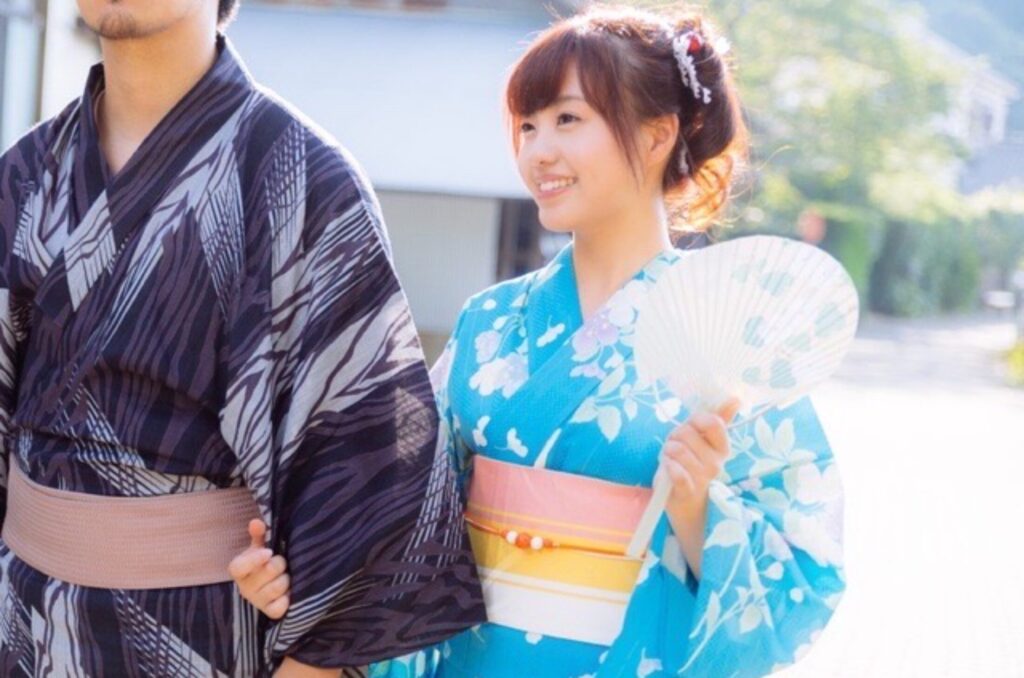 浴衣でお祭りデートする若いカップル